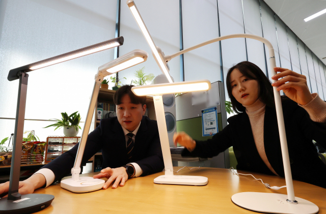 한국소비자원 관계자들이 28일 오전 세종시 정부세종청사에서 LED 스탠드 12개 제품을 대상으로 시험평가한 내용을 설명하고 있다. 소비자원 제공