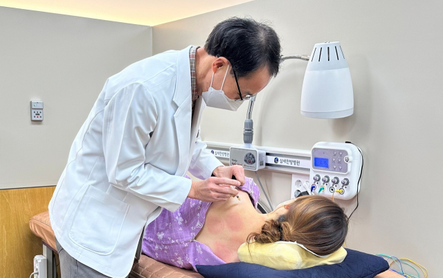 삼세한방병원 안선규 진료부장이 오십견 환자를 치료하고 있다. 삼세한방병원 제공