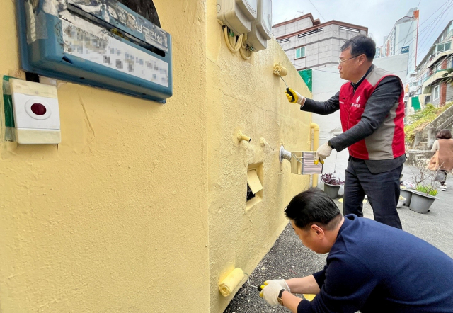 롯데건설은 지난 27일 부산 남구의 저소득 보호취약세대와 노인복지시설 개보수 공사를 완료하고, 이를 기념하기 위해 롯데건설 윤수준 영남지사장과 오은택 부산 남구청장이 참석한 가운데 기증판 전달식을 진행했다. ‘샤롯데 봉사단’은 12년째 러브하우스 사회공헌 활동을 시행하고 있다. 롯데건설 제공