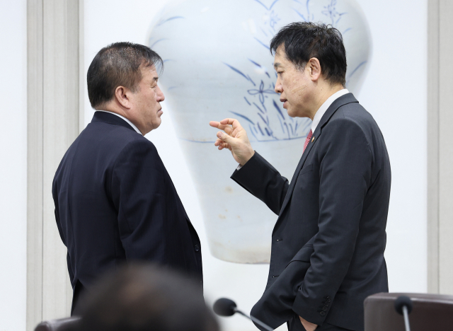 이진복 대통령실 정무수석과 김주현 금융위원장이 28일 서울 용산 대통령실 청사에서 열린 국무회의에 앞서 대화하고 있다. 연합뉴스