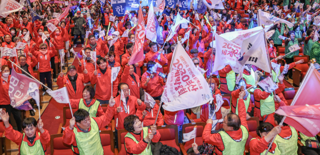 2030세계박람회 개최 도시 선정을 위한 세계박람회기구(BIE) 총회가 열린 지난 28일 부산 동구 부산시민회관에서 시민들이 엑스포 유치를 기원하며 응원을 펼치고 있다. 김종진 기자 kjj1761@