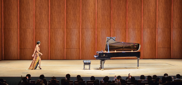 28일 부산문화회관 대극장에서 8차례나 커튼콜을 받은 피아니스트 유자 왕. 김은영 기자