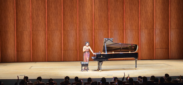 28일 부산문화회관 대극장에서 8차례나 커튼콜을 받은 피아니스트 유자 왕. 김은영 기자