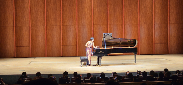 28일 부산문화회관 대극장에서 8차례나 커튼콜을 받은 피아니스트 유자 왕. 김은영 기자