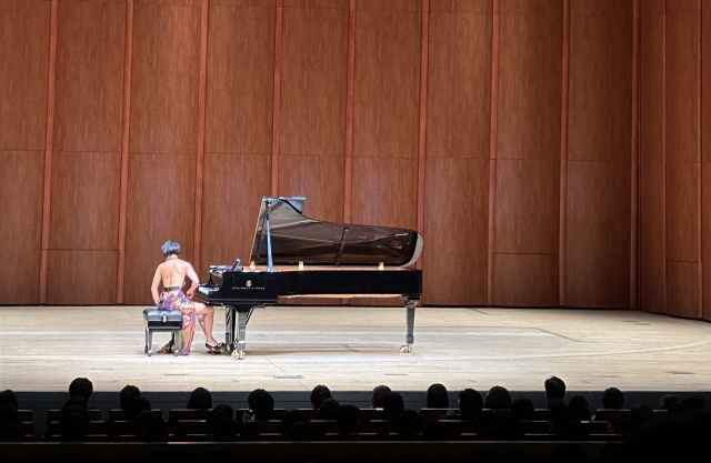 28일 부산문화회관 대극장에서 8차례나 커튼콜을 받은 피아니스트 유자 왕. 김은영 기자