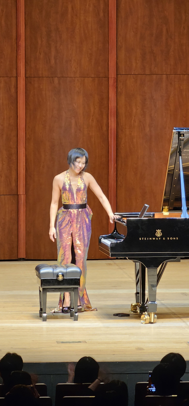 28일 부산문화회관 대극장에서 8차례나 커튼콜을 받은 피아니스트 유자 왕. 김은영 기자