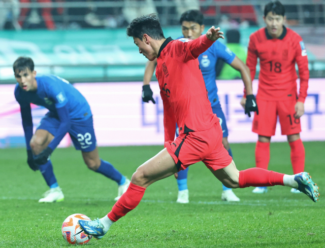 지난 16일 서울 마포구 서울월드컵경기장에서 열린 2026 북중미 월드컵 아시아지역 2차 예선 C조 1차전 한국과 싱가포르의 경기에서 황의조가 페널티킥으로 골을 넣고 있다. 연합뉴스
