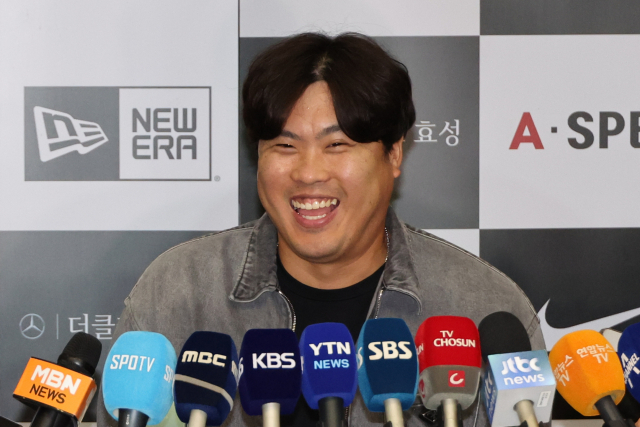 미국프로야구 메이저리그(MLB)에서 2023시즌을 마친 류현진이 지난달 18일 인천국제공항을 통해 귀국해 취재진과 인터뷰를 하던 중 활짝 웃고 있다. 연합뉴스 제공