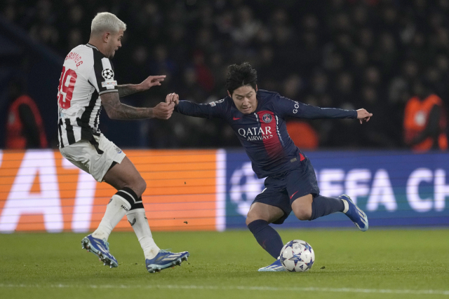 29일(한국시간) UCL 뉴캐슬과 경기에서 선발 출전한 PSG 이강인이 킥을 날리고 있다. AP연합뉴스