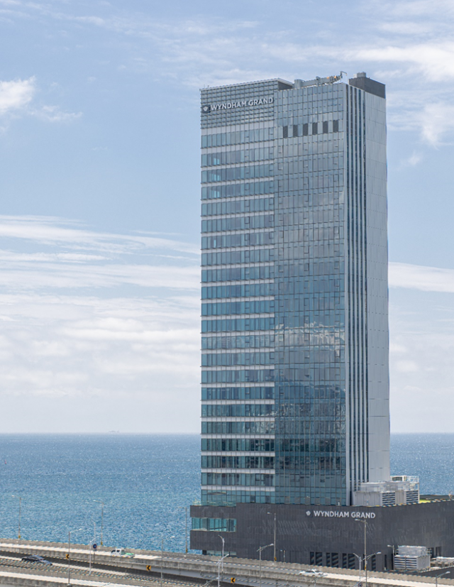 윈덤 그랜드 부산이 전 객실을 대상으로 29일 오후 2시부터 30일 자정까지 판매 가격의 최대 30% 할인 혜택을 제공한다. 윈덤 그랜드 부산 전경. 윈덤 그랜드 부산 제공