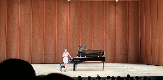 28일 부산문화회관 대극장에서 8차례나 커튼콜을 받은 피아니스트 유자 왕. 1부 커튼콜 모습. 김은영 기자