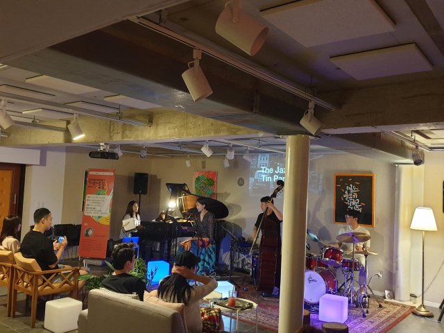 부산문화재단 생활문화 커뮤니티 문화 지원 사업 ‘기타 등등’ 참여 모습. 오션컬처팩토리 제공