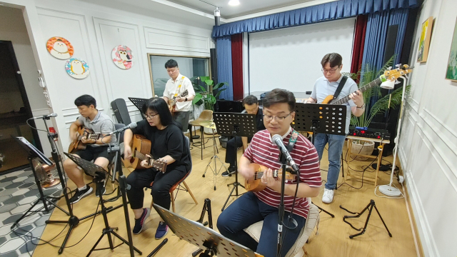 부산문화재단 생활문화 커뮤니티 문화 지원 사업 ‘기타 등등’ 참여 모습. ‘예감밴드' 연습 장면. 예감 제공