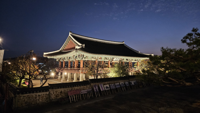 야간 조명이 켜진 진주성 촉석루 모습. 수 차례 중건·보수가 이뤄졌지만 고고한 자태는 변함이 없다. 김현우 기자
