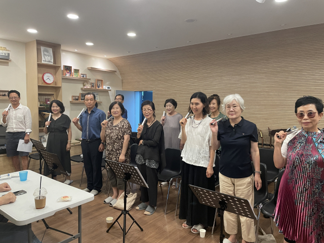 부산문화재단 생활문화 커뮤니티 문화 지원 사업 ‘기타 등등’ 참여 모습. '나눌락 싱어즈' 연습 장면. 나눌락 제공