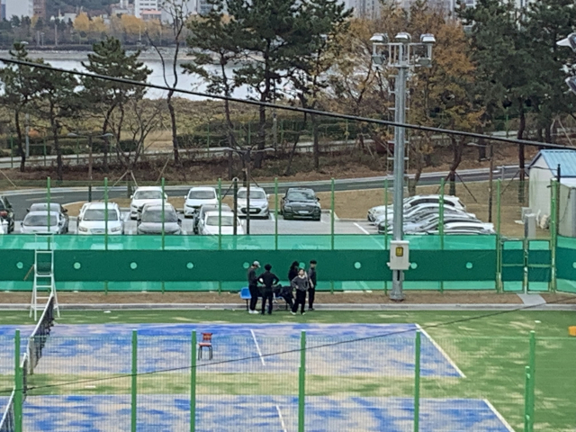 한국수자원공사 직원들의 독점 사용이 논란이 이는 을숙도생태공원 내 테니스장. 손희문 기자