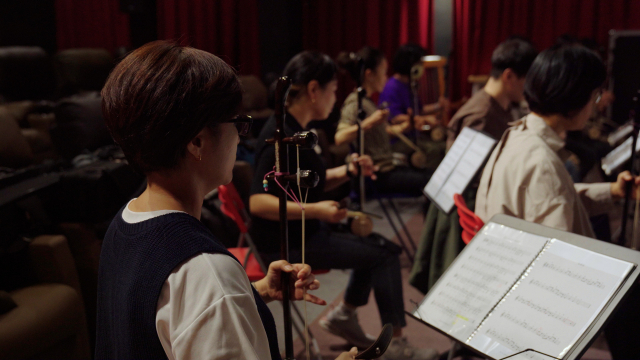 부산문화재단 생활문화 커뮤니티 문화 지원 사업 ‘기타 등등’ 참여 모습. 해금 연주를 하고 있다. 무사이 제공