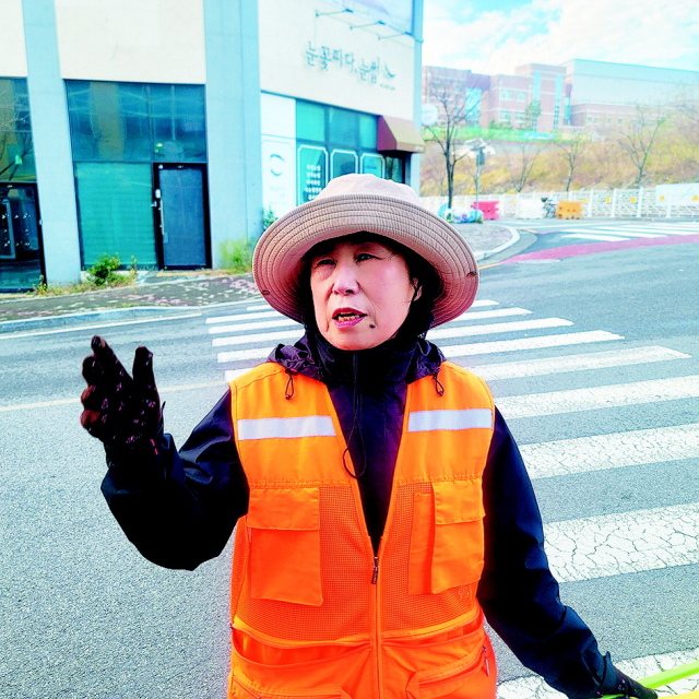 울산 북구시니어클럽 강찬순 할머니가 강동초등학교 인근 횡단보도에서 4년간 ‘먼저 인사하기’를 실천한 배경에 대해 설명하고 있다. 권승혁 기자 gsh0905@busan.com