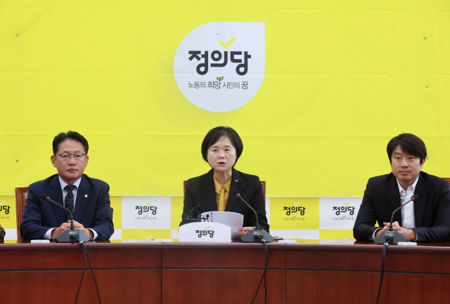 지난 6일 ‘선거연합 신당추진 비상대책위원회’에 전권을 위임하고 사퇴한 이정미(가운데) 전 정의당 대표. 연합뉴스