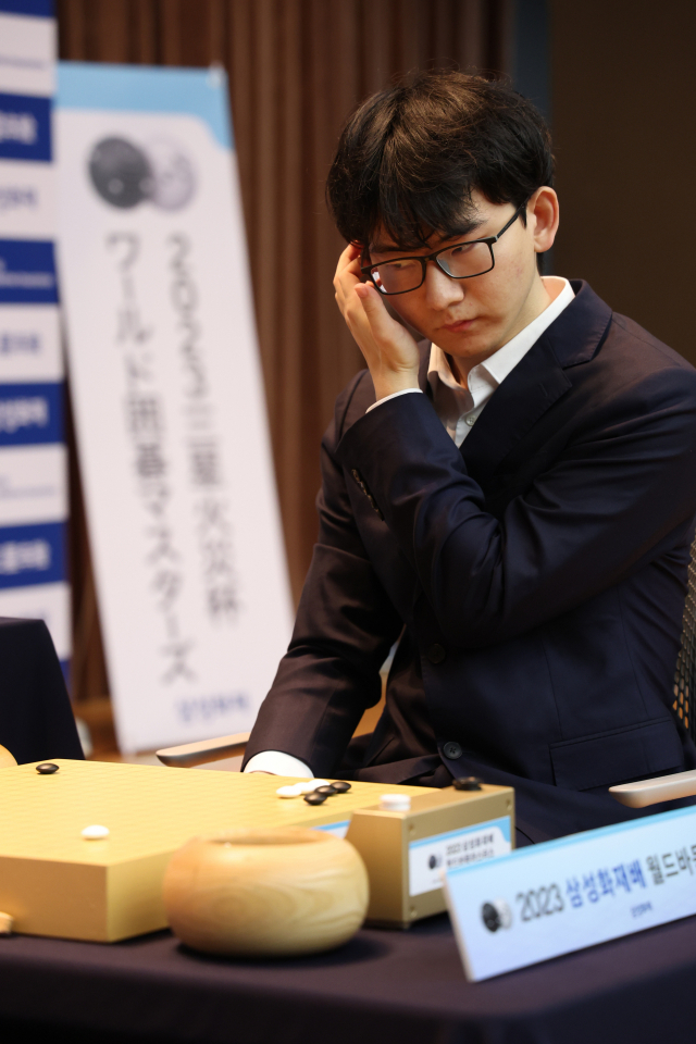 24일 경기도 고양시 삼성화재 글로벌캠퍼스에서 열린 월드바둑마스터스 4강 대국에서 딩하오 9단이 박정환 9단과 겨루며 생각에 잠겨 있다. 연합뉴스