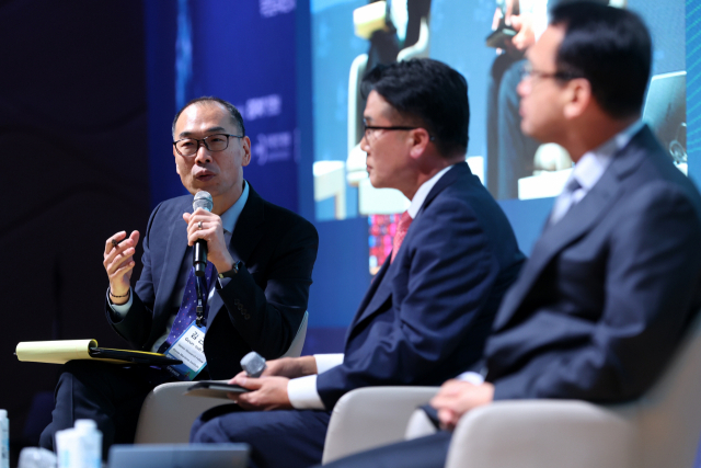 지난 28일 부산항 국제전시컨벤션센터에서 열린 ‘제11회 BIPC’에서 한국해양수산개발원 김근섭(왼쪽) 선임연구원이 주제발표를 하고 있다. 부산항만공사 제공