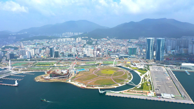 부산의 해운항만 업계는 2030부산세계박람회 유치에 실패했지만 ‘글로벌 해양도시’ 부산의 브랜드가 세계 곳곳에 알려졌다고 평가했다. 재개발 사업이 진행 중인 부산항 북항 전경. 김종진 기자 kjj1761@