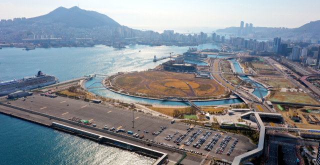 부산이 엑스포 유치전에서 고배를 마셨지만 지역 발전을 위한 로드맵은 예정대로 이행돼야 한다는 여론이 높다. 부산 강서구 가덕도 국수봉 일대 모습(위)과 부산항 북항재개발 1단계 구역 모습. 정종회 기자 jjh@