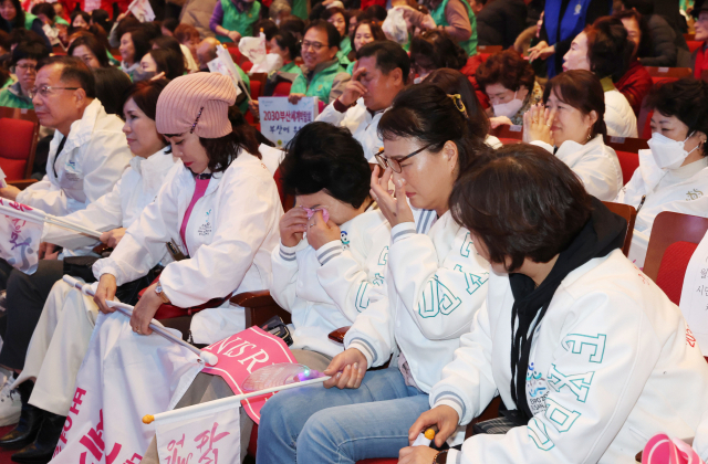 29일 오전 2030세계박람회 개최 도시 선정 투표에서 부산이 유치에 실패하자 부산시민회관에 모인 시민들이 눈물을 훔치며 안타까워하고 있다. 정종회 기자 jjh@