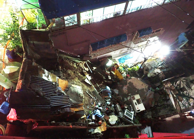 부산 영도구 빈집 문제가 심각해지자 최근 빈집 전담팀 창설이 제안되고 있다. 사진은 폭우로 무너진 부산 동구의 빈집 모습(기사와 관계없음). 부산소방재난본부 제공