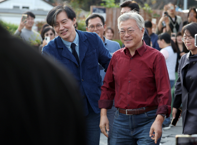 문재인 전 대통령과 조국 전 법무부 장관이 9일 오후 경남 양산시 하북면 평산마을 평산책방에서 이동하고 있다. 이날 평산책방에서는 '디케의 눈물, 조국 작가와의 만남'이 열렸다. 연합뉴스