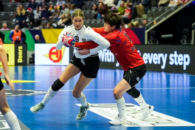 제26회 세계여자핸드볼 선수권대회에서 한국 여자핸드볼 대표팀 류은희가 강력한 몸싸움으로 오스트리아 선수의 공격을 저지하고 있다. EPA연합뉴스