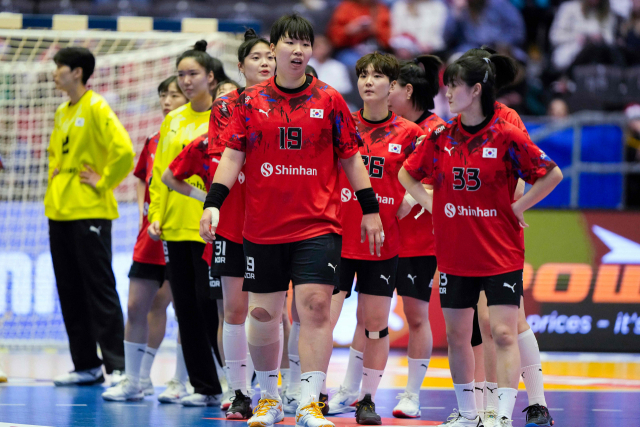 제26회 세계여자핸드볼 선수권대회에서 한국 여자핸드볼 대표팀 선수들이 오스트리아에 1점 차로 석패한 뒤 아쉬워하고 있다. AFP연합뉴스