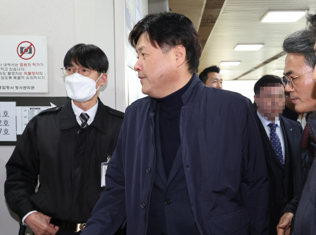 대장동 민간업자들에게서 불법 정치자금과 뇌물을 받은 혐의로 기소된 김용 전 민주연구원 부원장이 30일 오후 서울 서초구 서울중앙지법에서 열린 1심 선고 공판에 출석하고 있다. 연합뉴스