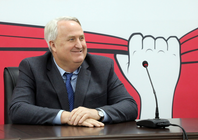 국민의힘 인요한 혁신위원장이 30일 오전 서울 여의도 당사에서 열린 제11차 전체 회의에서 인사말을 마친 뒤 웃음 짓고 있다. 연합뉴스