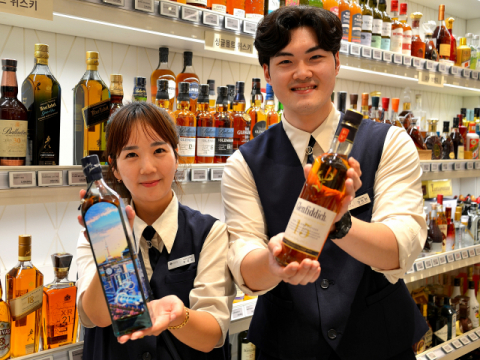 롯데백화점 부산본점 지하 2층 푸드에비뉴에서 위스키를 추천하는 직원들. 롯데백화점 제공