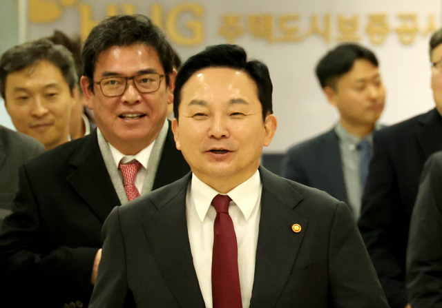 원희룡 국토교통부 장관이 27일 오후 부산 남구 부산국제금융센터에 있는 주택도시보증공사(HUG)를 방문하고 있다. 연합뉴스