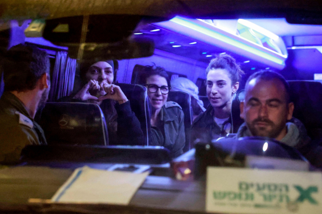 이스라엘과 팔레스타인 무장정파 하마스는 30일(현지시간) 엿새간 이어진 일시 휴전을 24시간 더 연장하는 데에 합의했다. 이날 새로 풀려난 이스라엘 인질들이 이스라엘 남부 오파킴의 군 기지에 도착하고 있다. 연합뉴스