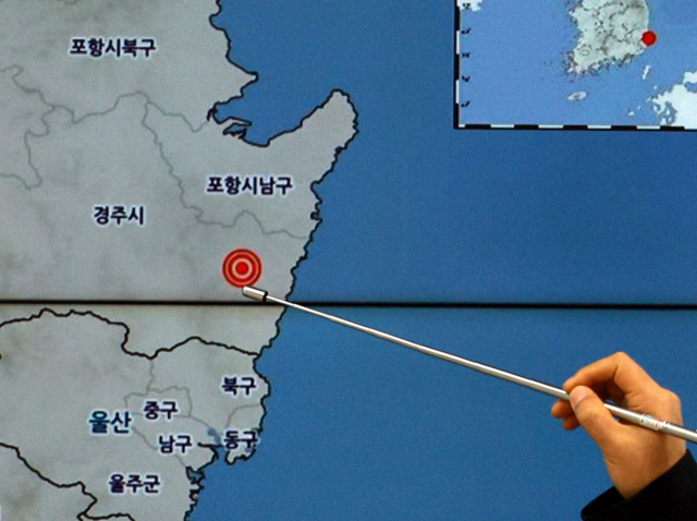 30일 오전 서울 동작구 기상청에서 통보관이 지진 관련 정보를 살펴보고 있다. 연합뉴스