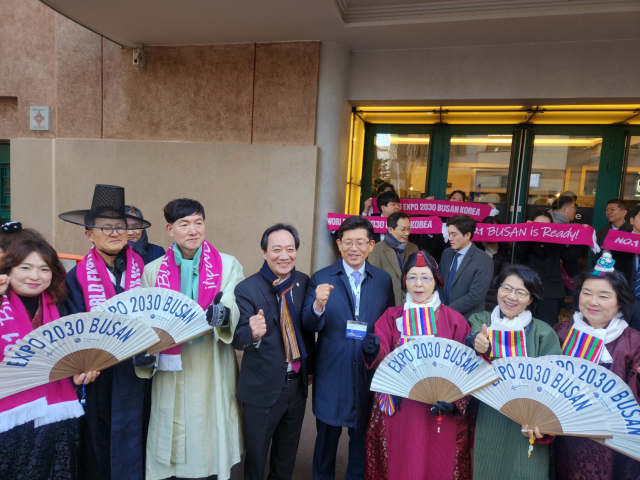 2030세계박람회 개최지가 결정된 지난달 28일 프랑스 파리에서 장인화(왼쪽에서 네 번째) 부산상공회의소 회장이 현지 시민들에게 부산을 알리고 있다. 부산상공회의소 제공