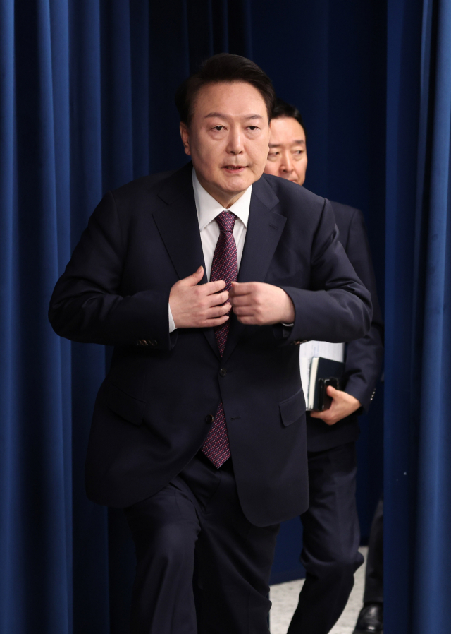 윤석열 대통령 지지율이 3주 연속 하락했다는 여론조사 결과가 나왔다. 사진은 윤 대통령이 지난달 29일 서울 용산 대통령실 청사에서 2030 엑스포 부산 유치 실패와 관련해 대국민 담화에 나서는 모습. 연합뉴스 제공.