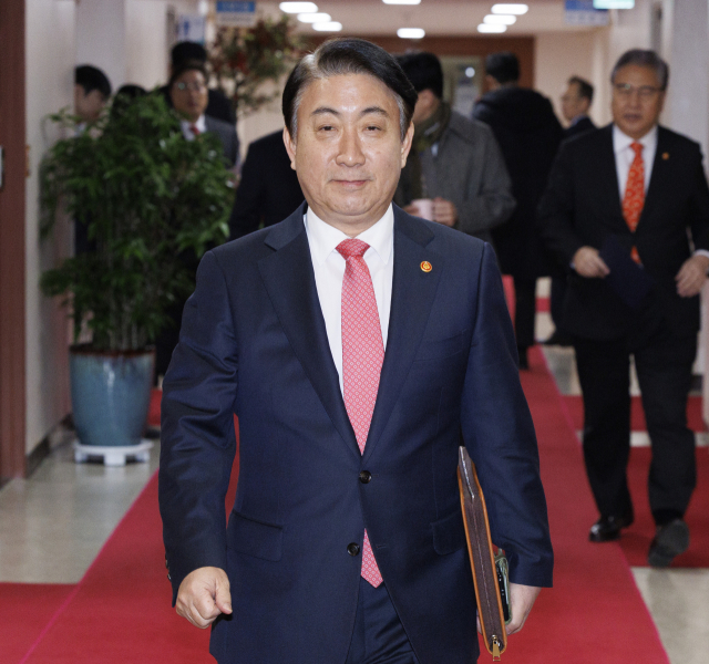 이동관 방송통신위원회 위원장이 1일 오전 서울 종로구 정부서울청사에서 열린 임시 국무회의에 입장하고 있다. 국회에서 탄핵안 처리를 앞두고 있는 이 위원장의 사의 표명 소식은 국무회의 직후 알려졌다. 연합뉴스 제공.