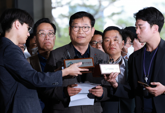 더불어민주당 ‘전당대회 돈봉투 의혹‘과 관련해 송영길 전 대표가 지난 6월 7일 서초구 서울중앙지방검찰청에 자진 출석 뒤 면담이 불발되자 취재진 앞에서 입장을 밝히고 있다. 연합뉴스