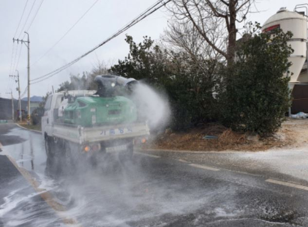 최근 야생조류에서 고병원성 조류인플루엔자(AI)가 확진 사례가 보고됨에 따라 방역당국이 위기 단계를 '주의'에서 '심각'으로 격상하고 방역을 강화한다. 사진은 지난 1월 일부 지역에서 고병원성 조류인플루엔자(AI) 유입을 차단하기 위해 방역을 강화하고 있는 모습. 부산일보DB