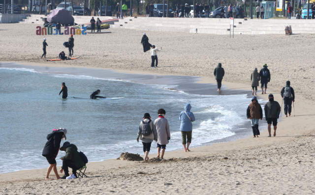 지난 3일 부산 송정해수욕장을 찾은 시민들이 백사장을 걸고 있다. 정대현 기자 jhyun@