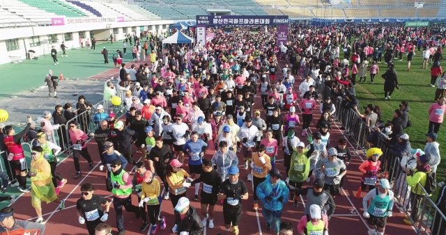 제17회 양산전국하프마라톤대회에 참가한 6000명의 마라토너들이 출발하고 있다.양산시 제공