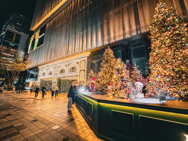 롯데백화점 부산본점이 연말을 맞아 크리스마스 조명을 밝히고 있다. 롯데백화점 제공