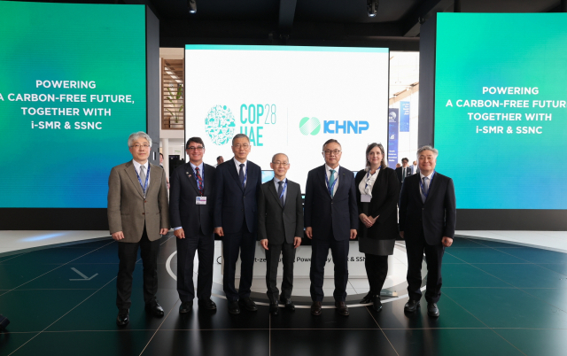 한수원이 지난 2일(현지시간) 제28차 유엔 기후변화협약 당사국총회가 열리고 있는 두바이 행사장에서 ‘혁신형 SMR 기술과 SMR 스마트 넷제로 시티 모델’을 발표하는 론칭 세션을 성공리에 개최했다. (왼쪽부터) 강현국 렌셀러 공과대학교 기계항공 및 원자력공학부 교수, 프랭크 자누치 모린 앤 마이크 맨스 필드 재단 CEO, 류제승 주아랍에미리트 대사, 이회성 CF연합 회장, 황주호 한수원 사장, 다이앤 카메론 미국 원자력기구 원자력 기술 개발 및 경제 부문 책임자, 정범진 경희대학교 원자력공학과 교수 겸 한국원자력학회장. 한수원 제공