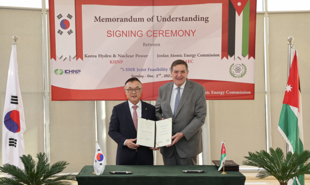한수원이 3일(현지시간) 요르단 원자력위원회와 요르단에 ‘혁신형 SMR 배치를 위한 상호협력 양해각서’를 체결했다. 황주호 한수원 사장(왼쪽), 칼레드 토칸(Khaled Toukan) 요르단 원자력위원회 위원장이 기념촬영을 하고 있다. 한수원 제공