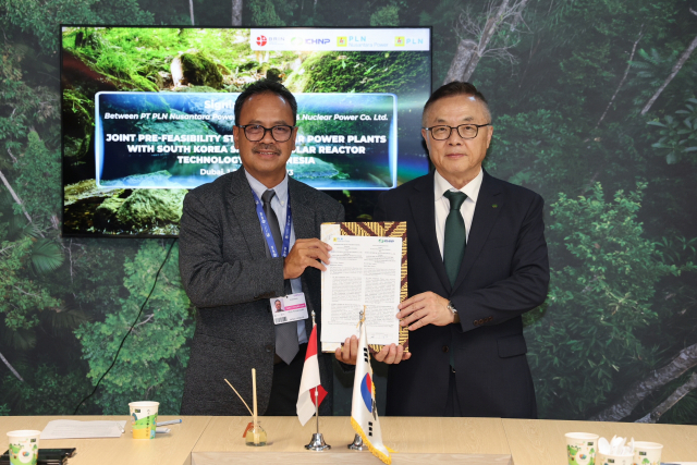 한국수력원자력이 지난 1일(현지시간) 제28차 유엔 기후변화협약 당사국총회가 열리고 있는 UAE 두바이 행사장에서 인도네시아 전력공사 발전자회사인 누산타라 파워와 인도네시아에 혁신형 SMR 도입 및 건설을 위한 상호협력 양해각서를 체결했다. 황주호 사장(오른쪽)과 룰리 퍼만시아(Rully Firmansyah) 누산타라 파워 대표가 기념촬영을 하고 있다. 한수원 제공