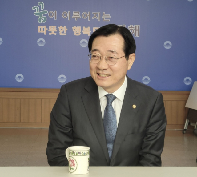 더불어민주당 민홍철 국회의원(김해갑)이 4일 김해시청을 방문해 내년 총선에서 ‘4선 연임’에 도전하겠다는 뜻을 밝혔다. 이경민 기자